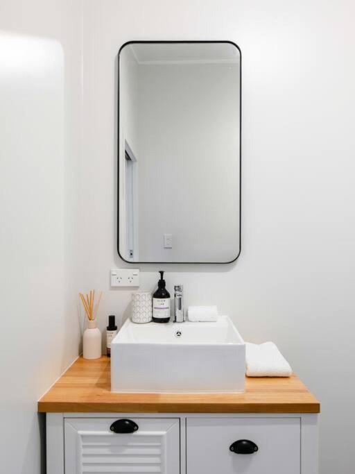 950M To Cbd - Instant Book Tidy Unit Apartment กิสบอร์น ภายนอก รูปภาพ